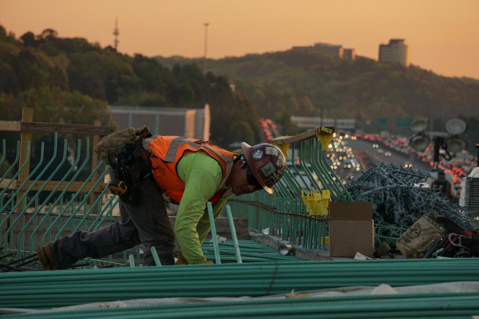 Trabajador de construcción al atardecer