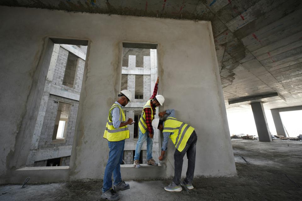 Trabajadores en construcción supervisando