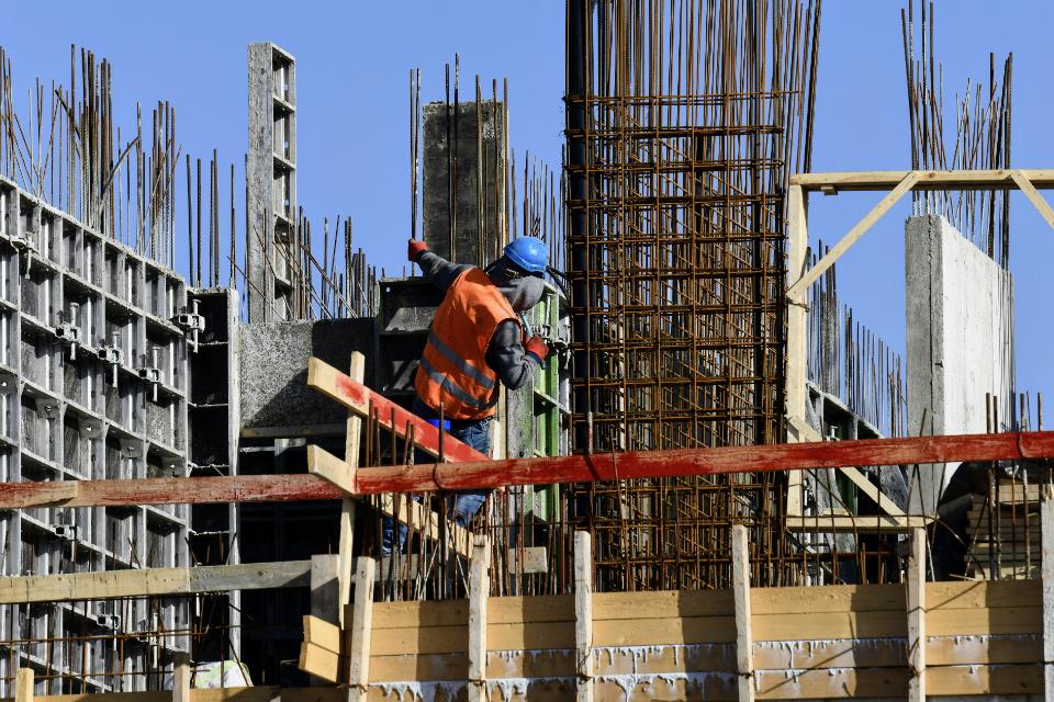 Obrero en construcción en altura