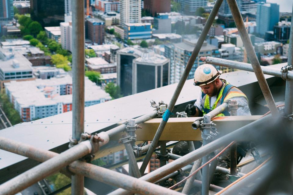 Trabajador en construcción en altura