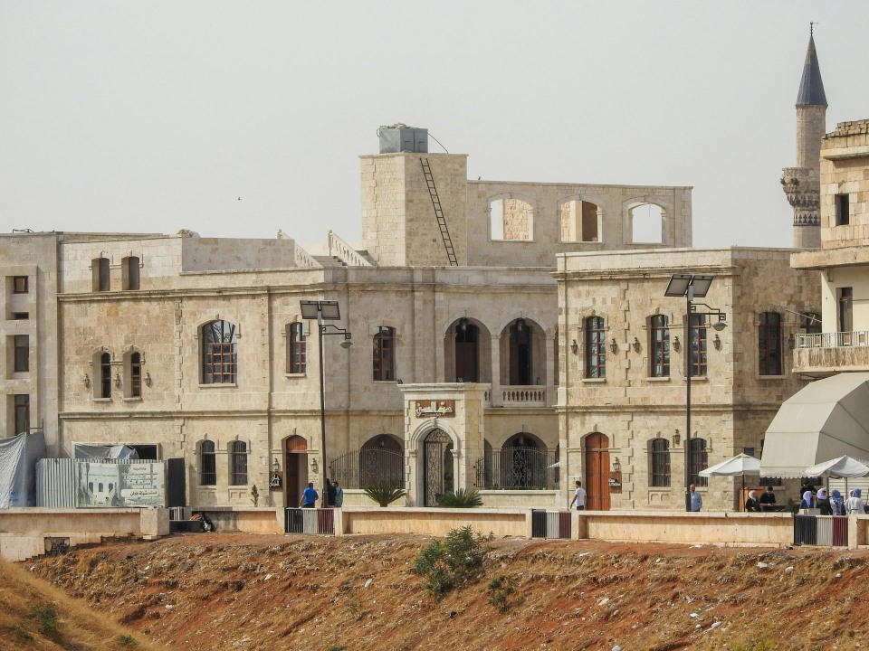 Edificio antiguo con minarete cercano