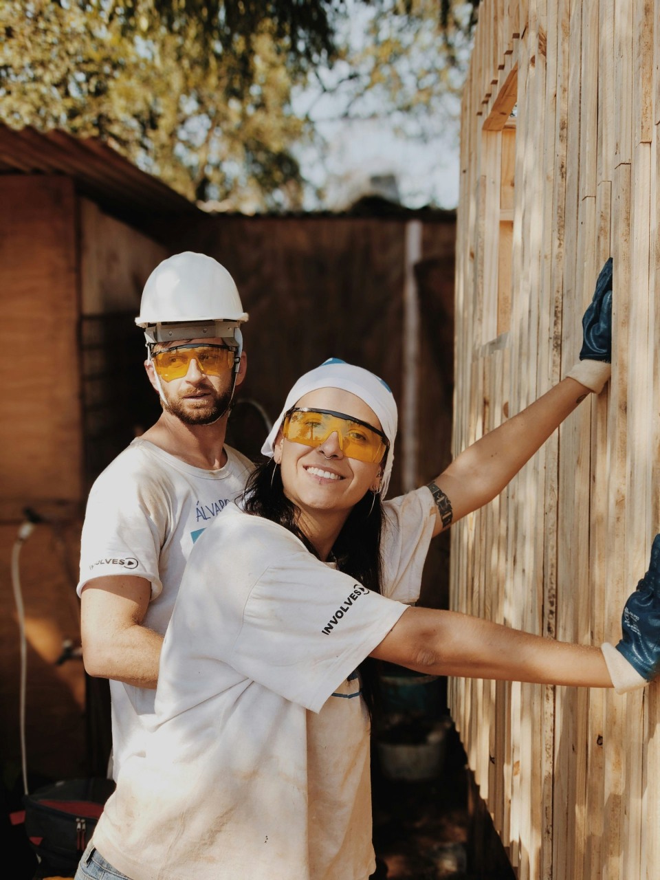 Trabajadores construyendo una pared