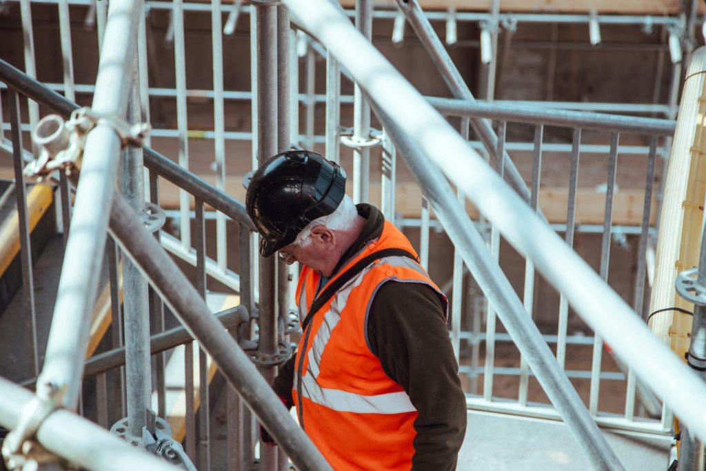 Trabajador en construcción con casco